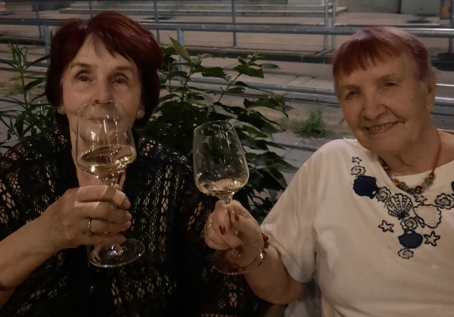 Agnes Thinschmidt aus Eggenburg mit ihrer Freundin Siegrun und einem Glas Wein. | Foto: agnes thinschmidt
