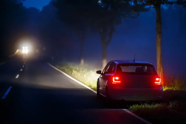 Nachdem ein 17-Jähriger von der Straße abgekommen und einen Hang entlanggefahren sei, habe er das Auto wieder auf der Fahrbahn zum Stillstand gebracht. (Symbolfoto) | Foto: stock.adobe.com/at/S.T.A.R.S 