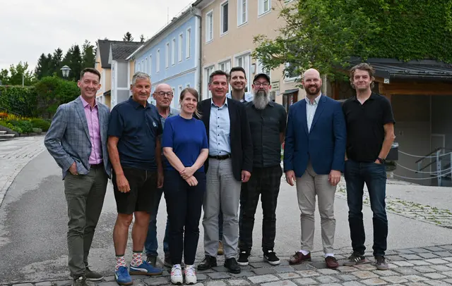 Martin Helm (Bereichsleiter Stadtentwicklung, Baurecht, Umwelt und Liegenschaften), Stadtrat Peter Engelbrechtsmüller, Johann Stixenberger, Evelyn Mayer (W30 Architektur), Bürgermeister Werner Krammer, Gemeinderat Lukas Hintsteiner, Stadtrat Martin Dowalil, Vizebürgermeister Armin Bahr und Andreas Bösch (W30 Architektur) | Foto: Stadt Waidhofen