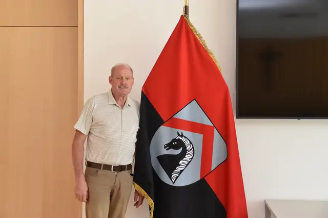 Bürgermeister Josef Ritzer bewertet die Umsetzung des Großprojektes Gemeindezentrum positiv.  | Foto: Barbara Fluckinger