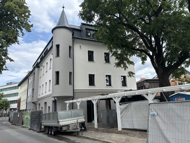 Gerade wird die Terrasse vom Bacchus überdacht. Die Arbeiten laufen auf Hochtouren. | Foto: MeinBezirk.at/Peter Kleinrath