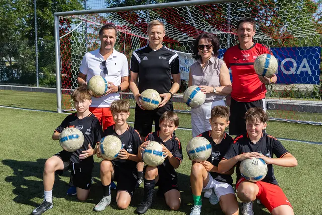 Im Bild v.l.n.r.: Landesrat Martin Zauner, Robert Ibertsberger, Landesrätin Daniela Gutschi und Roland Kurz (Campleiter) mit den Teilnehmern der Soccer Academy.