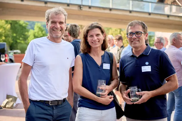 V. l.: Karl Schafferer (Holzbau Schafferer), Verena Krismer und Hermann Glatzl (beide Glatzl Holzbauprojekte) amüsierten sich beim Sommerfest.
