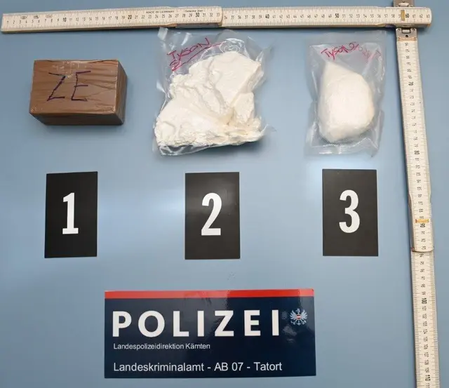 Bei der Kontrolle am Grenzübergang Karawankentunnel fanden die Beamten in einem Papiersack rund 500 Gramm Heroin und 400 Gramm Kokain. Die Drogen wurden sichergestellt. | Foto: Polizei Kärnten