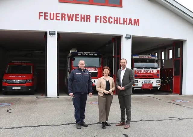Klaus Lindinger (re.), Gemeindelandesrätin Michaela Langer-Weninger und Kommandant Mario Schmidberger (FF Fischlham) beim Lokalaugenschein des sanierungsbedürftigen Feuerwehrhauses, in dem auch der Musikverein Fischlham seine Proberäumlichkeiten hat. | Foto: OÖVP Wels-Land
