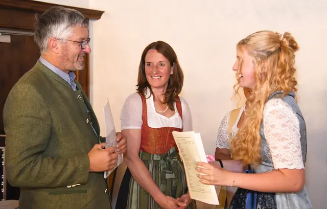 Kammerobmann Martin Siebenhofer, Bezirksbäuerin Katrin Bischof bei der Übergabe des Facharbeiterbriefes.