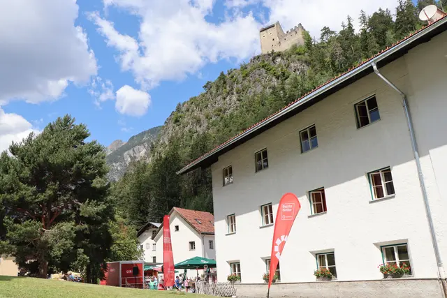 Das Klostergut Kronburg mit Wallfahrtskirche, Gasthaus und Burg. | Foto: Thomas Seelos