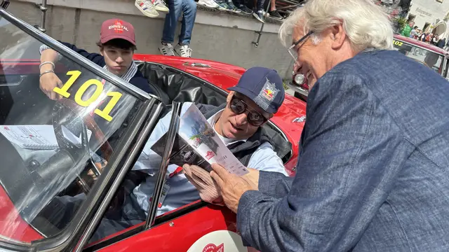 Tobias Moretti beim Zwischenstopp der Ennstal-Classic in Mauterndorf, am 23. Juli 2026. Hier gibt der Schauspieler gerade ein Autogramm. | Foto: pjw