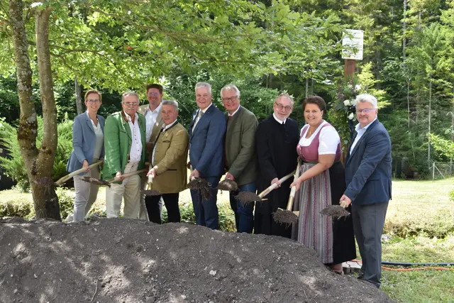 Spatenstich für eine neue Trinkwasseraufbereitungsanlage in der Harras: Sandra Akranidis-Knotzer, Franz Gartner, Christian Pehofer, Alfred Artmäuer, Anton Kasser, Christoph Kainz, Stephan Holpfer, Natascha Partl und Wolfgang Hiltl. | Foto: Mirjam Preineder