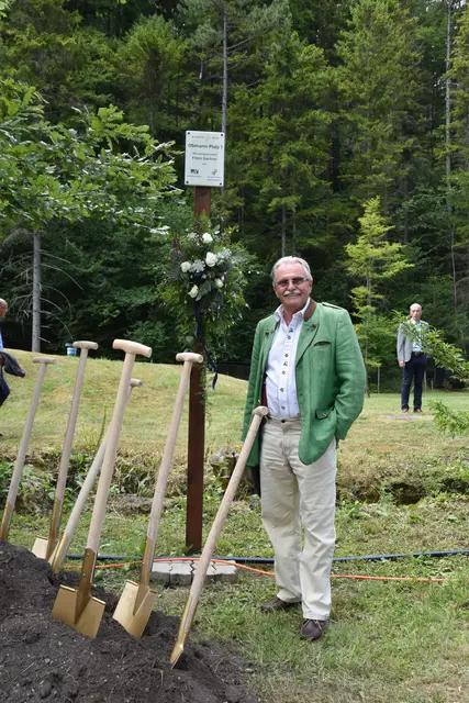 Ehrenobmann Franz Gartner am Franz Gartner Platzl. | Foto: Mirjam Preineder