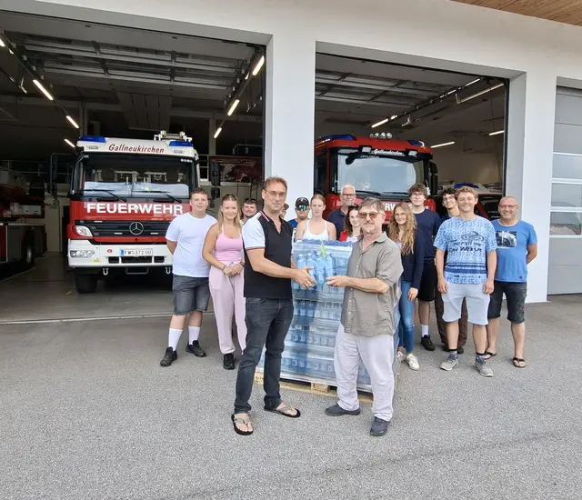Die Aktiven der Gallneukirchner Feuerwehr freuen sich über über die Wasserspende, Kommandant Markus Plank mit Parteichef Manfred Penninger | Foto: Grüne Gallneukirchen