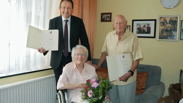 190 Jahre Lebenserfahrung und viele gemeinsame Erinnerungen: Berta und Ernst Ortmaier wurden von Bürgermeister Matthias Stadler geehrt. | Foto: Vorlaufer