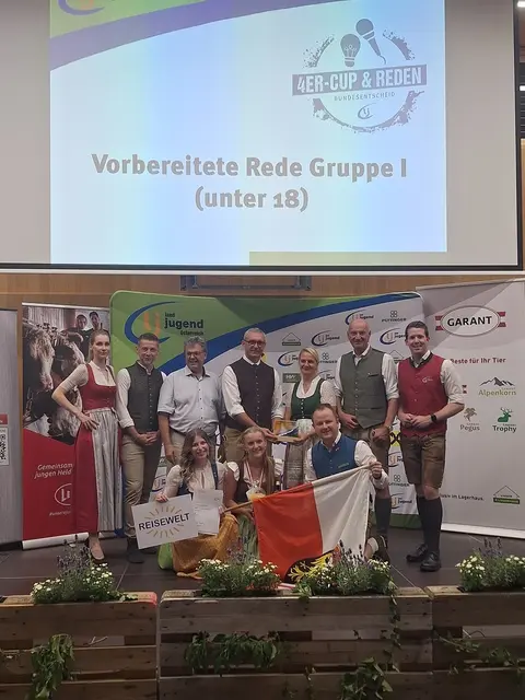 Patricia Kupfner (1. Reihe, Mitte) holte sich in der Kategorie "Vorbereitete Rede unter 18 Jahren" den Sieg. | Foto: Landjugend OÖ