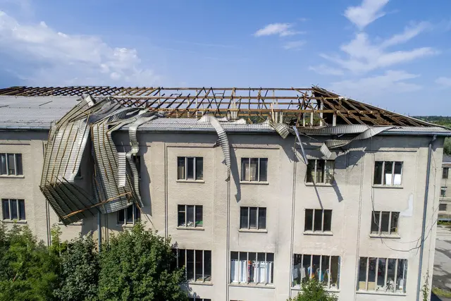 Sturm deckt Dach ab.