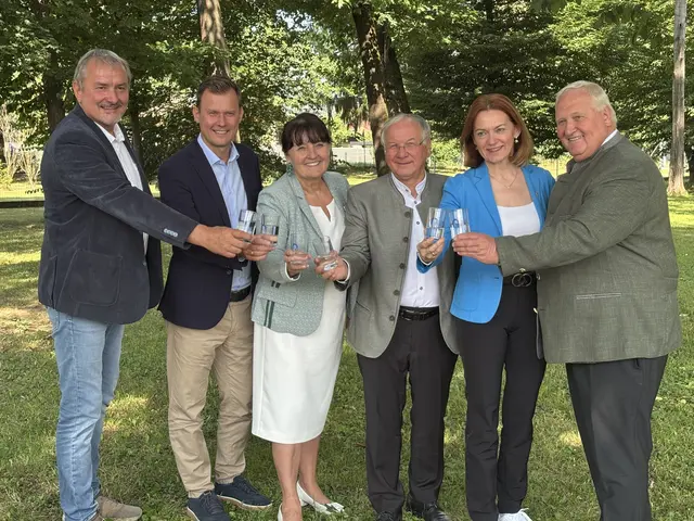 Die Vorstandsmitglieder des neuen Wasserverbands Transportleitung Steiermark Süd Johann Lappi, Daniel Kos, Josef Ober und Anton Weber (v. l.), Landeshauptmann-Stellvertreterin Manuela Khom (3. v. l.) und Landesrätin Simone Schmiedtbauer (5. v. l.) verkünden den Start des Projekts zur Absicherung der Trinkwasserversorgung für den Süden der Steiermark. | Foto: meinBezirk/Barbara Wukovits