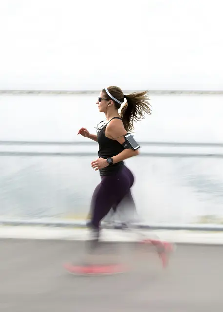 Besonders beim Ausdauersport, wie beim Laufen oder Radfahren wirkt Musik beinahe wie Doping. | Foto: unsplash / Filip Mroz