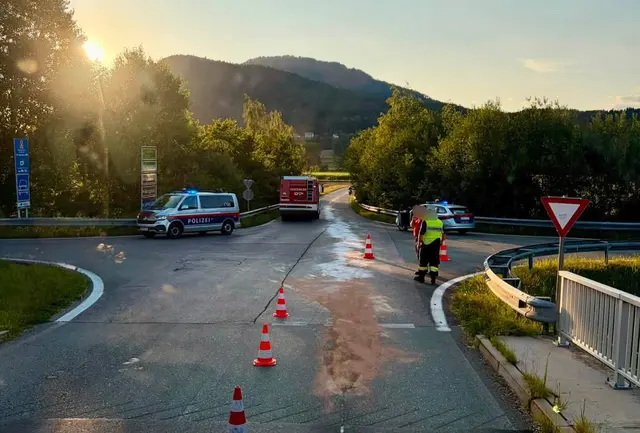 Die Einsatzkräfte sicherten die von der Ölspur betroffenen Straßenabschnitte.  | Foto: FF St. Michael/Zollfeld