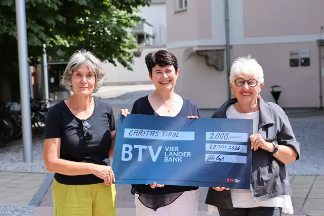 Von links nach rechts: Ursula Bayer, Präsidentin des ZONTA Clubs Innsbruck 1, Elisabeth Rathgeb, Leiterin der CARITAS Tirol und Maria Kandolf-Kühne, ZONTA Club Innsbruck 1 | Foto: ZONTA Club Innsbruck 1