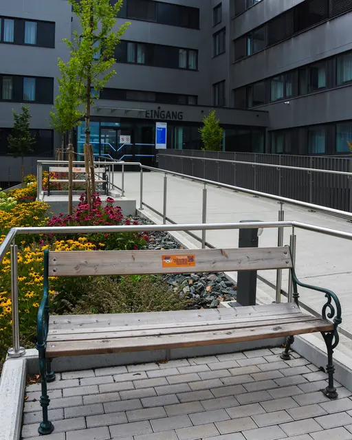 Mit fünf neuen Bänken vor dem Landeskrankenhaus Wolfsberg setzen der Soroptimist International Club Lavant/Wolfsberg und das LKH ein sichtbares Zeichen gegen Gewalt an Frauen. | Foto: Stadtgemeinde Wolfsberg