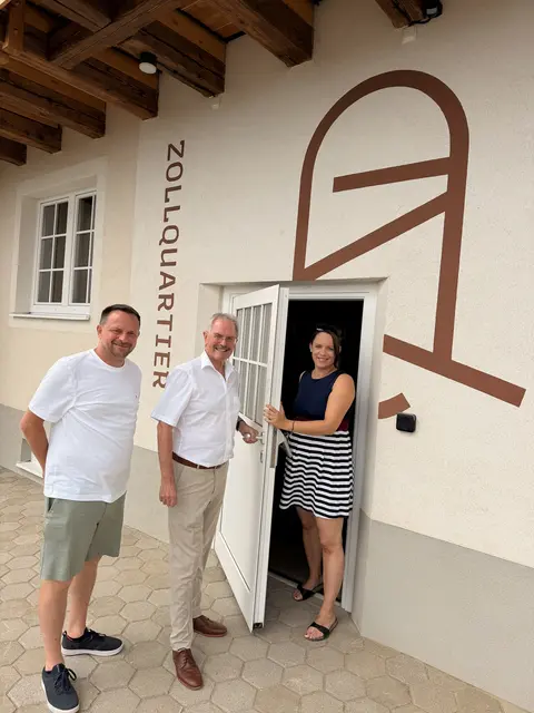 Rudi Zesch und Simone Halmschlager präsentierten Landtagspräsident Karl Wilfing das neue Zollquartier in Schrattenberg. | Foto: LT-Direktion NÖ/Schultes