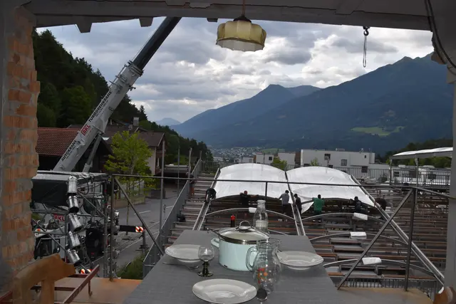 Noch wirkt alles wie eine riesige Baustelle. Kräne schwenken über die Tribüne, Kabel verschwinden im Boden, Scheinwerfer werden montiert. Wenige hundert Meter entfernt feilt Regisseur Thomas Gassner bereits an jeder Geste und jedem Satz seiner 33 Darsteller. Hinter den Tiroler Volksschauspielen laufen zwei Welten gleichzeitig – die technische und die künstlerische. Beide verfolgen dasselbe Ziel: „Feuernacht“ zu einem außergewöhnlichen Theatererlebnis zu machen. | Foto: Georg Larcher