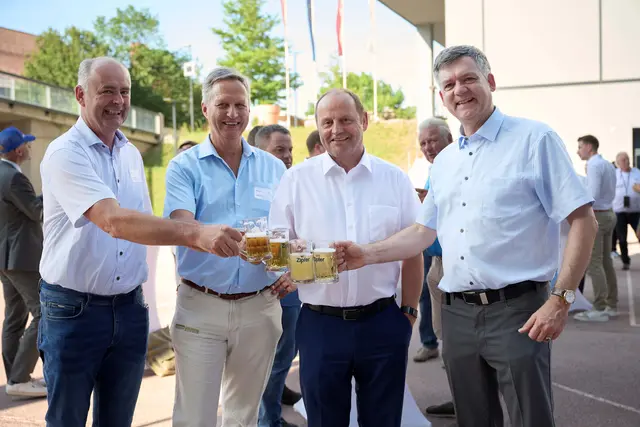 V. l.: Josef Fuchs (Vorstandsmitglied proHolz Tirol) und sein Namensvetter Josef Fuchs (Landesforstdirektor a. D.) sowie LHStv. Josef Geisler mit Ronald Zecha (Direktor HBLFA Tirol) nutzten das proHolz Tirol-Sommerfest für einen geselligen Austausch und genossen die entspannte Atmosphäre.
