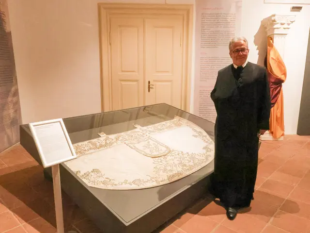 Museumsdirektor Gerfried Sitar mit dem Hochzeitskleid  | Foto: Stift St. Paul 