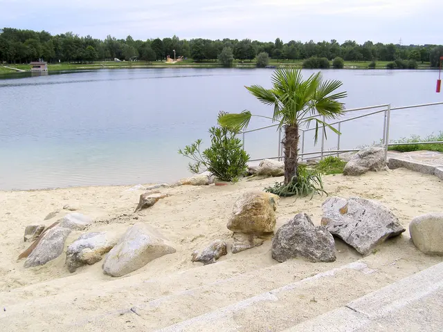 Einzigartig in Oberösterreich ist der Sandstrand "Red Coconut Beach" am Trauner Oedtsee. (Bezirk Linz-Land) | Foto: BRS