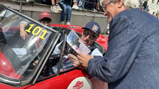 Tobias Moretti beim Zwischenstopp der Ennstal-Classic in Mauterndorf, am 23. Juli 2026. Hier gibt der Schauspieler gerade ein Autogramm. | Foto: pjw