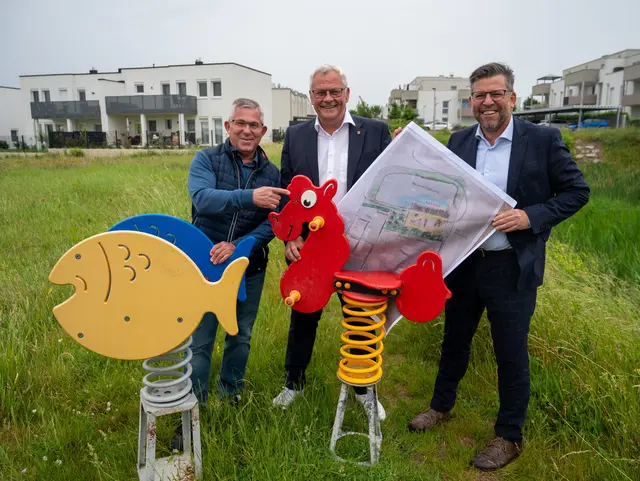 Neuer Standort: Hermann Nährer, Thomas Steiner und Werner Fleischhacker mit dem Plan für den neuen Spielplatz. | Foto: Eisenstadt