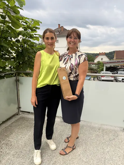 Die neue Landesvorsitzende Carina Laschober-Luif bedankt sich fürs Engagement bei der vorherigen Landesvorsitzende Melanie Eckhardt. | Foto: Familienbund Burgenland