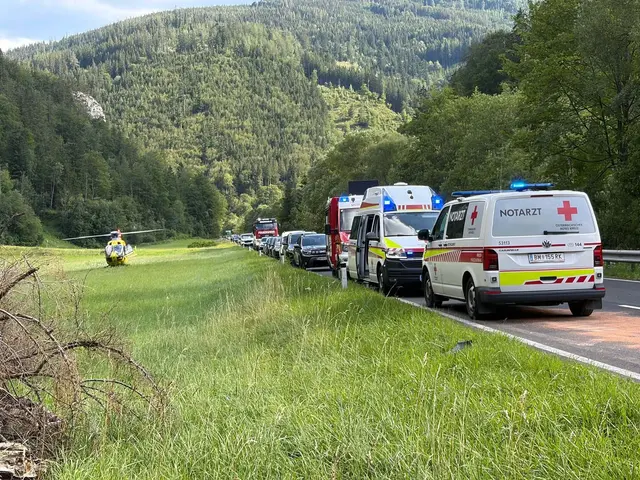 Großeinsatz: Bei einem Motorradunfall in Neuberg an der Mürz wurde am Mittwochnachmittag ein 20-Jähriger schwer und ein 55-Jähriger leicht verletzt.  | Foto: Feuerwehr Neuberg/Mürz