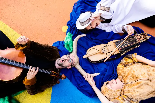 "Auerochs Zehenbär und noch viel mehr" lässt ein interaktives Bewegungstheater im Reithofferpark entstehen.  | Foto: Julia Wesely