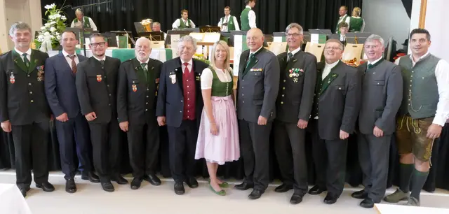 Zahlreiche Ehrengäste wohnten der Jubiläumsfeier bei und gratulierten dem Ortsverband zum 100-jährigen Bestehen.
(v. l. n. r.): von links nach rechts Obm. OV Pöllau Karl Gaulhofer, Ortsvorsteher Werner Preiner, VBgm. Mag. Christoph Miksch, BO Josef Zingl, Präs.LV Bgld. DI Ernst Feldner, Bezirkshauptfrau Mag. Kerstin Raith-Schweighofer, Präs. LV Stmk. Rudolf Behr, Obm. Günter Klampfl, Geistl.Rat Vikar Mag. Mario Brandstätter, Bgm. Ing. Günter Müller und Gemeindekassier Mario Achleitner | Foto: ÖKB Ortsverband St. Johann