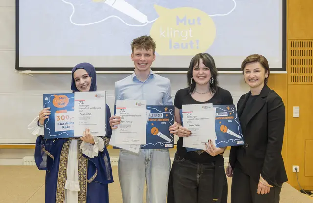 Landeshauptfrau-Stellvertreterin Marlene Svazek mit den Siegerinnen und Siegern der Klassischen Rede (Höhere Schulen) v.l.: 2. Platz: Mayas Jahjah (Ausbildungszentrum St. Josef „Frieden zwischen den Meereswellen"), 1. Platz: Felix Wimmer (Akademisches Gymnasium Salzburg „Fake News") und 3. Platz: Sarah Fischer (HBLW Saalfelden, „Jugendliche sollten öfter nach draußen gehen, aber wohin?") | Foto: Land Salzburg/Neumayr/Leopold