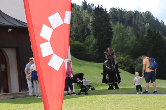 Die holde Maid hoch zu Ross war ein beliebtes Fotomotiv. | Foto: Thomas Seelos