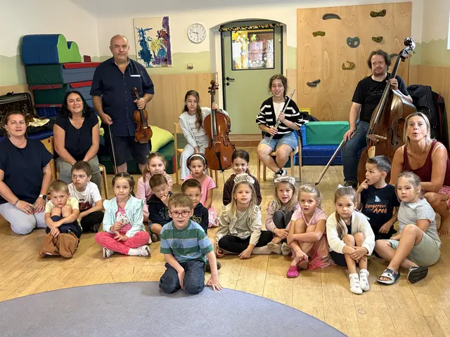 Den Kindern hat der Besuch der herragenden Musikerinnen und Musikern sehr große Freude gemacht. | Foto: Brigitte Hösele-Klingenberg