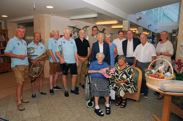 Johann Kimberger, Karl Kern, Ernst Kronsteiner, Johann Gsöllpointner, Hubert Fachberger, Michael Steininger, Josef Pühringer, Maria Leick, Berthold Hochleitner, Johann Singer, Alois Buder, Brigitte Kern (hi.v.li.). Vorne: die Jubilarin mit Seniorenbund-Sprengelbetreuerin Ulrike Zaruba
 | Foto: OÖ Seniorenbund