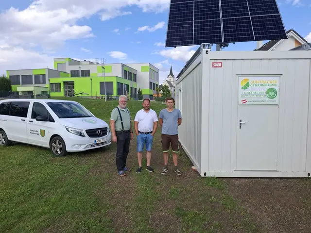 Die neue Photovoltaikanlage auf dem Dach eines Sanitär- und Umkleidecontainers soll in Preitenegg Sonnenstrom erzeugen, ohne zusätzliche Flächen zu versiegeln. Am Foto: Amtsleiter Werner Dohr, Bürgermeister Thomas Seelaus, Projektleiter Julian Kup (v.li.) | Foto: GSTechnik GmbH