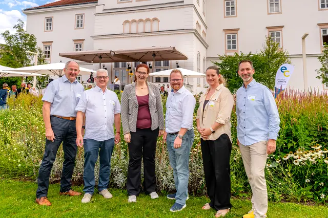 Viktor Geyrhofer (Stadtgemeinde Tulln), Gottfried Heneis (Energy-Climate GmbH), Sigrid Stagl (Klimaökonomin an der Wirtschaftsuniversität Wien, Wissenschaftlerin des Jahres 2024), Bürgermeister Christoph Artner (Stadtgemeinde Herzogenburg), Silvia Köllner (Energy-Climate GmbH), Rupert Wychera (Energy-Climate GmbH). | Foto: Fischer-Media