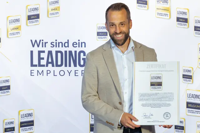 Christopher Eberl, Stabsstelle Personalmarketing, mit dem „Leading Employer“-Zertifikat. | Foto: Kepler Universitätsklinikum