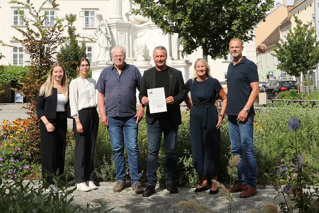 Karoline Nagl vom Klimabüro Krems, Greenpeace-Expertin Melanie Ebner, Greenpeace-Geschäftsführer Alexander Egit, Bürgermeister Peter Molnar, Rosemarie Bachinger, Leiterin des Präsidialamts und der Stadtkommunikation und Baudirektor Reinhard M. Weitzer. | Foto: Stadt Krems