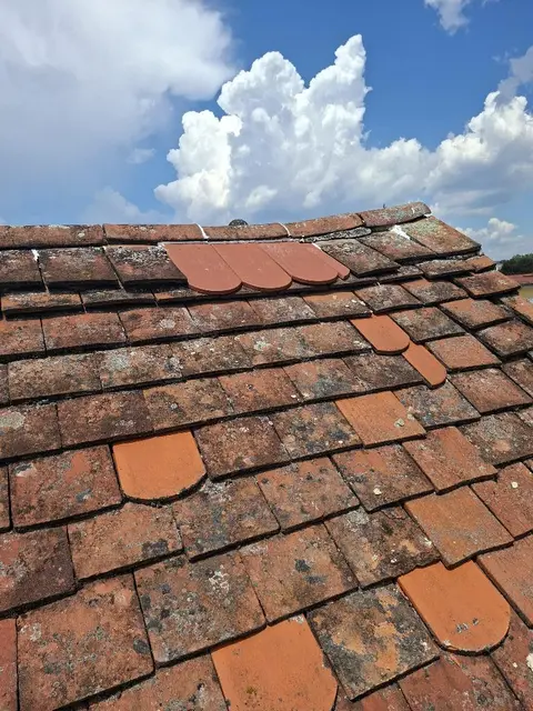 Werden bei einer Inspektion deutliche Schäden ersichtlich, ist eine komplette Dachsanierung oft unvermeidlich. Kleinere Schäden können dagegen auch lokal behoben werden. | Foto: Fa. Reiter