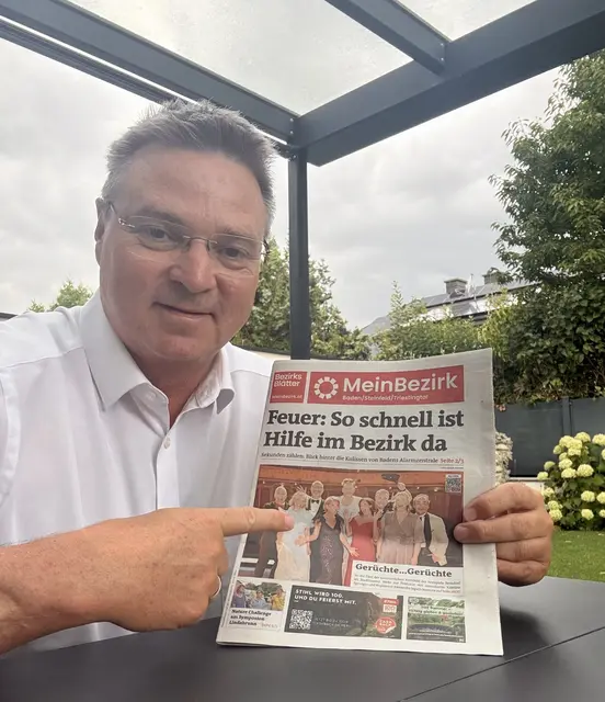 Ebreichsdorf Bürgermeister Wolfgang Kocevar, Abgeordneter zum Nationalrat mit der aktuellen Ausgabe von MeinBezirk Baden. | Foto: privat