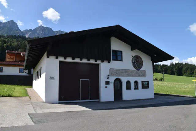 Für rund 1,8 Millionen Euro soll das Feuerwehrhaus im Ebbser Ortsteil Buchberg saniert werden.  | Foto: Barbara Fluckinger