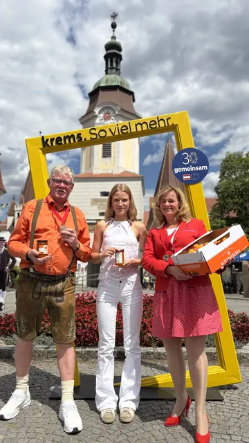 Gewinnerfoto: Franz Hofbauer, Rosa Tremmel-Proidl und Marion Nosko. | Foto: Stadtmarketing Krems