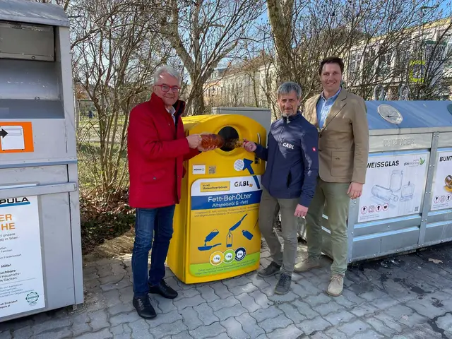 Gruppenbild mit Sammelcontainer