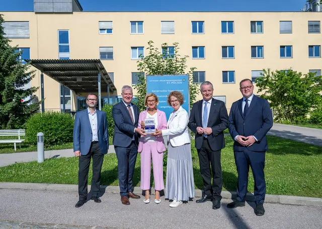 ZBR-Vorsitzender Gottfried Feiertag, Landesrat Anton Kasser, Landeshauptfrau Johanna Mikl-Leitner, Landesrätin Christiane Teschl-Hofmeister, Vorstand NÖ LGA Gerhard Dafert und Abteilungsleiter Personal und Organisation Rupert Schreine. | Foto: NLK Burchhart