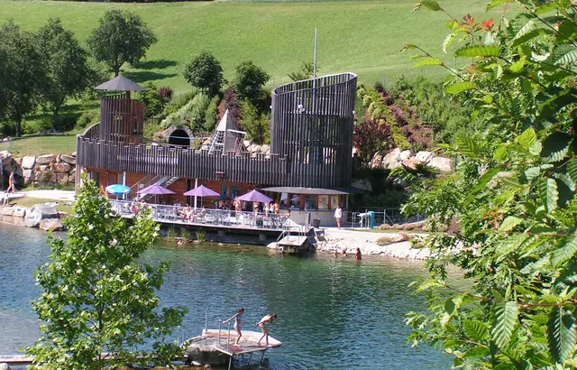 Der Badesee in Tragwein mit  Piratenschiff und Seeburg.  | Foto: Gemeinde Tragwein