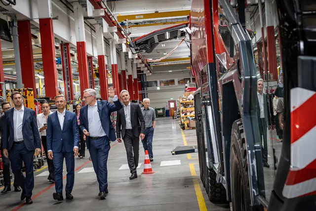 Betriebsbesuch in Leonding mit Werksbesichtigung und Management-Dialog: Alexander Pröll, Wolfgang Hattmannsdorfer, Robert Ottel und Andreas Zeller. | Foto: Rosenbauer